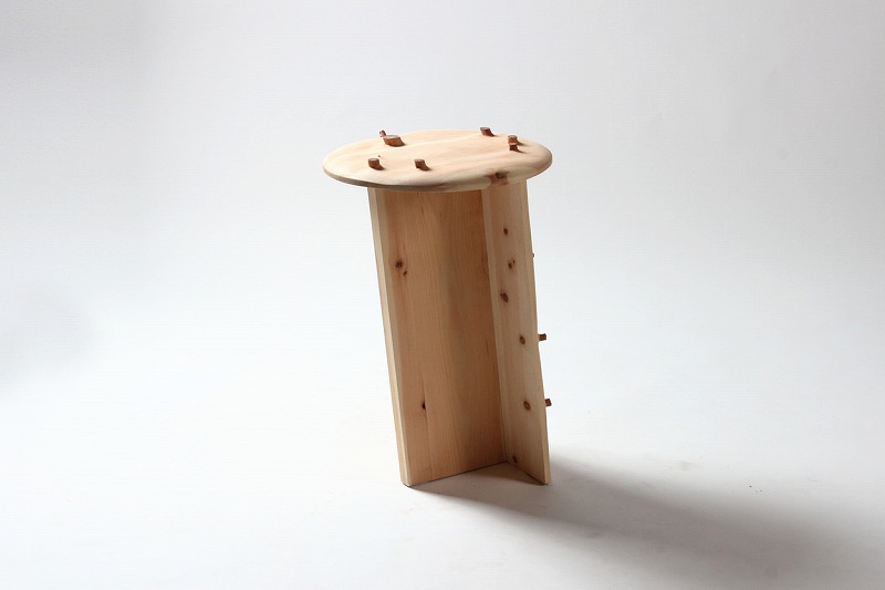 According to the grain Knot round stool / Designed by Sho Ota